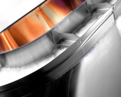 Vue rapprochée d'une cheminée préfabriquée avec isolation