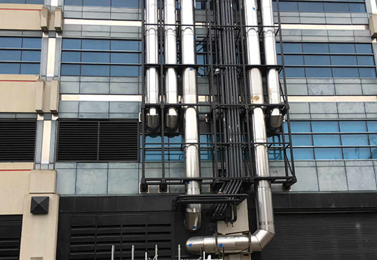 Sistema de escape en el lateral del edificio